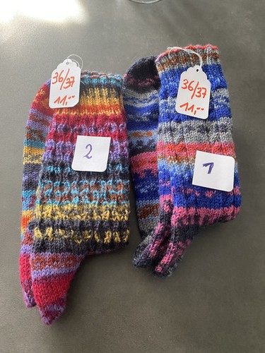 Selbstgestrickte bunte socken - selbstgestrickte,