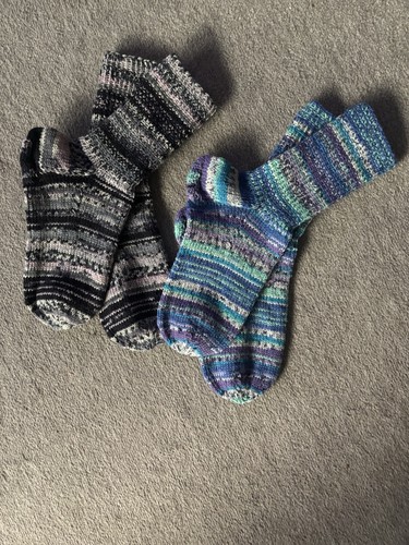 Zwei paar selbstgestrickte - zwei,