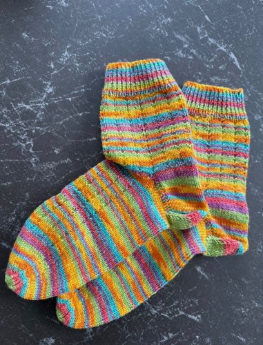 Selbstgestrickte socken aus - socken,