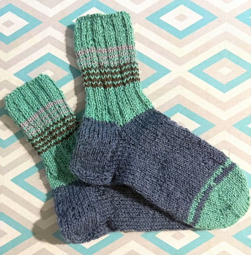 Handgestrickte socken grau - handgestrickte,